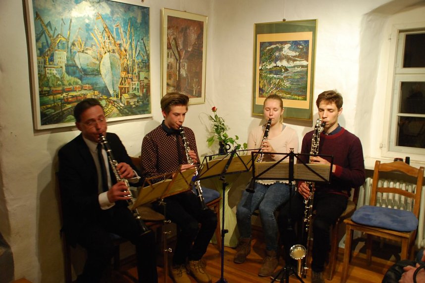 Ein Bl&auml;serquartett unter Leitung von Mike Peinert (links) umrahmte die Vernissage musikalisch.