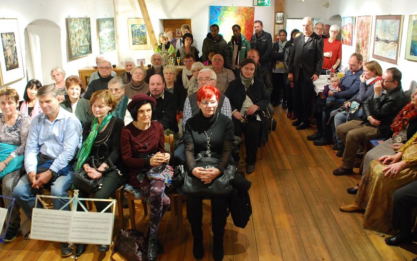 Volles Haus zur Er&ouml;ffnung der Strau&szlig;/Fleischmann-Ausstellung. Sp&auml;ter dr&auml;ngten weitere Interessierte die Treppe hinauf.