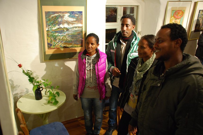 Eine Besuchergruppe aus Eritrea interessierte sich besonders f&uuml;r die Fleischmann-Gem&auml;lde "Gdansk", "Eisleber Storchennest" und - im Bild - "Seeburg".