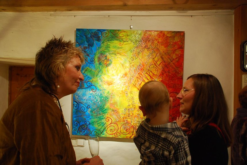 Nachwuchsf&ouml;rderung: Die Gro&szlig;en unterhalten sich, der Kleine widmet sich der Kunst. Im Hintergrund ein in Mischtechnik 2015 entstandenes Drehbild von Inge Strau&szlig; (links).