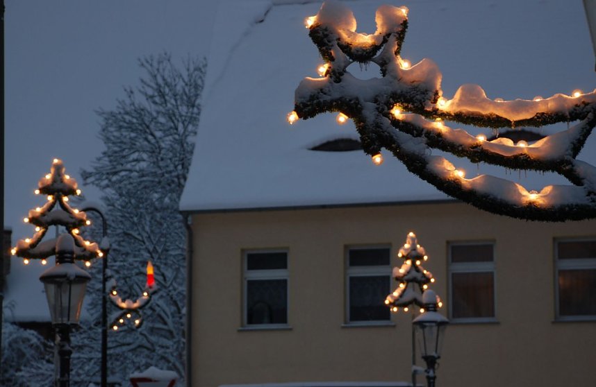 Vorfreude, sch&ouml;nste Freude. So w&uuml;nscht sich fast jeder die Weihnachtszeit: voller Schnee auch auf den Dekorationen, die heute an den Stra&szlig;enlaternen montiert wurden.