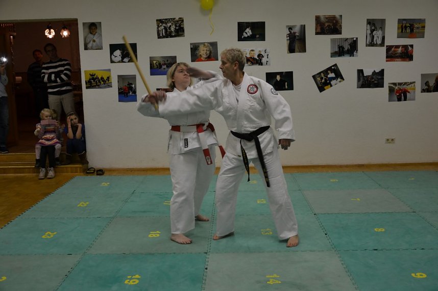 Schneller als der Hieb: Ausweichen, drehen, zugreifen, zuschlagen, Stock entwinden - alles in weniger als einer Sekunde. Das und viel mehr lernen die Osterh&auml;user Kampfsch&uuml;ler.