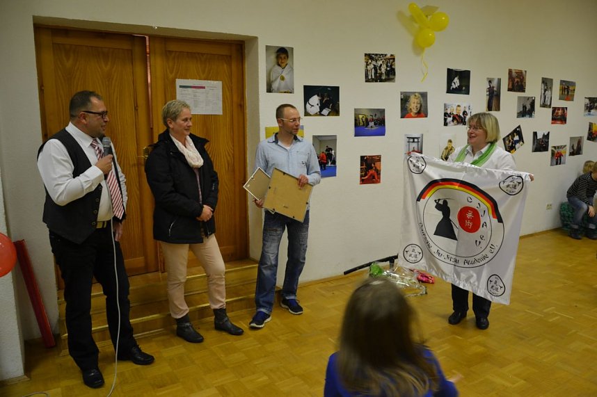 Gro&szlig;e Ehre: Als Privatgeschenk erhielt Sensei (Lehrerin) Claudia Franke (rechts) von den Stendalern Karsten Ullrich (links) und Kornelia Brasche ein Samureischwert geschenkt, als offizielle Auszeichnung bekam sie den 7. Dan zuerkannt und f&uuml;r den Verein von der Deutschen Jiu Jitsu Akademie eine neue Fahne. Weiter im Bild: Trainer Ren&egrave; Scholz.