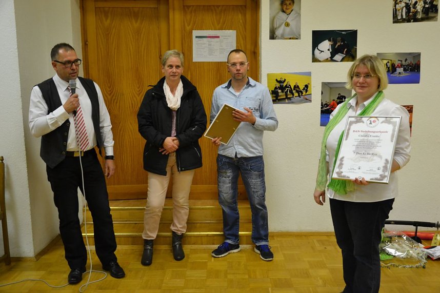 Die Vertreter der Deutschen Jiu Jitsu Akademie Karsten Ullrich und Kornelia Brasche waren nicht mit leeren H&auml;nden nach Hornburg gekommen. Unter anderem zeichneten sie Claudia Franke f&uuml;r ihre Leistungen als Stilbegr&uuml;nderin und Trainerin mit dem 7. Dan und der entsprechenden Urkunde aus.