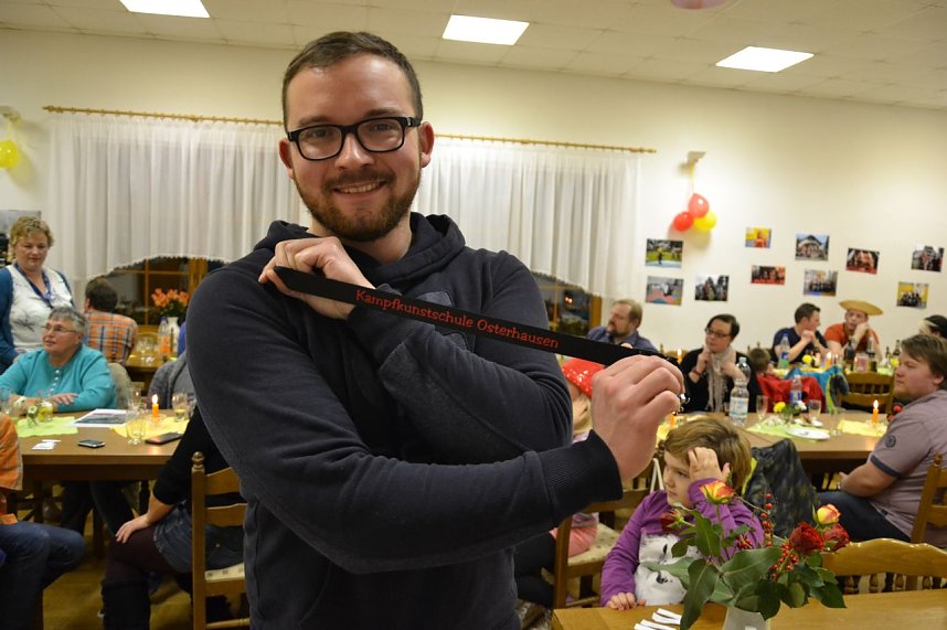 Auf seinem Los stand "Abschleppseil", &uuml;berreicht bekam er ein Schl&uuml;sselband, auf dem "Kampfkunstschule Osterhausen" steht. Chris Brodalla freute es.