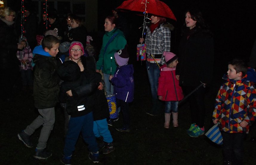 Zum Warten vor der Waffelb&auml;ckerei war manchmal etwas Geduld notwendig. Die Kinder jedoch vertrieben sich die Zeit mit allerlei Sp&auml;&szlig;en.