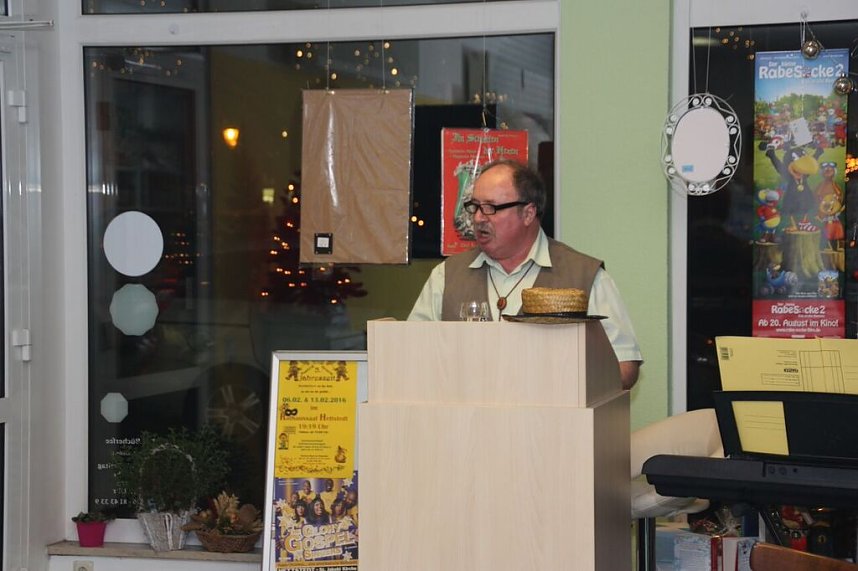 Wolfgang Haase in seinem Element: Am Lesepult in der Buchhandlung "Die B&uuml;cherfee" am Freitagabend. Heute Abend begeistert er sein Publikum im Mansfeld-Museum.