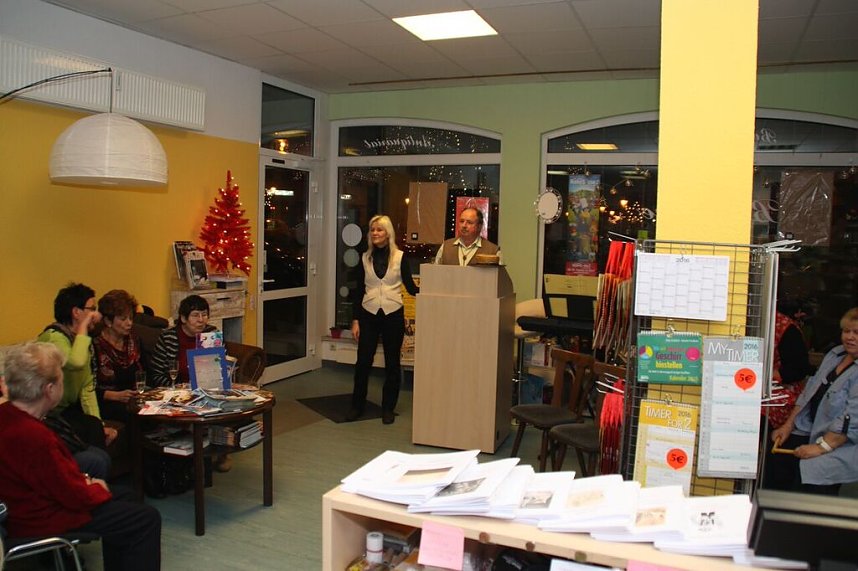 "B&uuml;cherfee" Sylvia Geilert erkl&auml;rt den Besuchern der Mundartveranstaltung, dass alle Spenden dieses Abends in die Aktion "Hettstedter Weihnachtsp&auml;ckchen" flie&szlig;en.