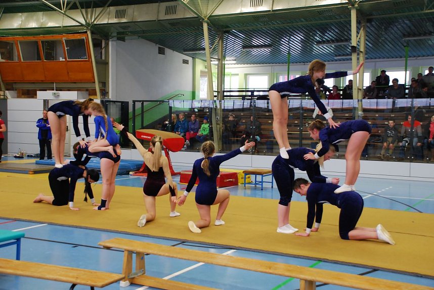 Akrobatik, die Zuschauern wie Sportlerinnen Freude bereitet. Das Showprogrann hielt zudem eine Spiegelakrobatik und einen Zaubertrick (Kind aus dem Hut gezaubert) bereit.