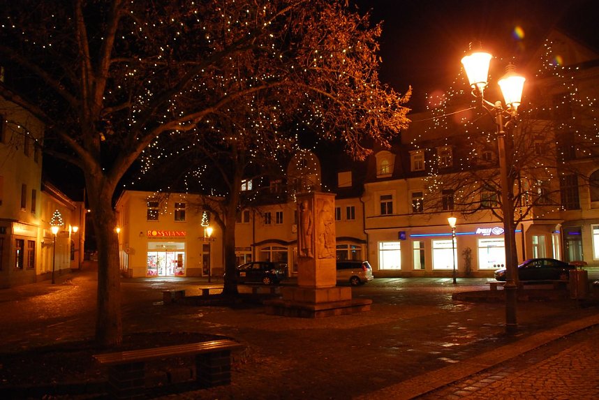 Wohltuend: Dezent und ohne Kitsch schm&uuml;ckt Hettstedt seinen Markt weihnachtlich.
