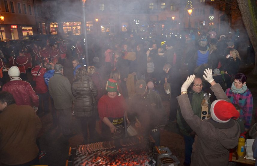 Feuerwehr, es qualmt! Der Rauch lie&szlig; Schlimmes erahnen, doch er r&uuml;hrte von etwas Leckerem her: von der Th&uuml;ringer Rostbratwurst auf dem Grill. Die Feuerwehr hatte jemand anderes gerufen: der Nikolaus.