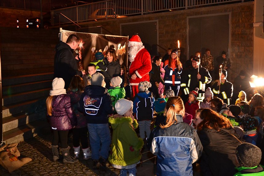 Den Sack f&uuml;r das Kinderhaus "Sonnenschein" musste die Chefin, Ute Kr&auml;mer, selbst abholen. Der war einfach zu gro&szlig; f&uuml;r die Einrichtung, in die weit mehr als 100 M&auml;dchen und Jungen gehen.