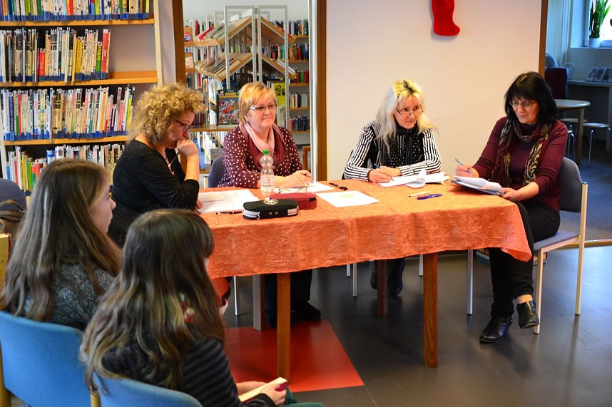 Die Juroren bei der Arbeit. Von links: Die Deutschlehrerinnen Antje Eimler und Sigrid Fuchs, die Buchh&auml;ndlerin Sylvia Geilert und Bibliothekarin Susanne Besser.