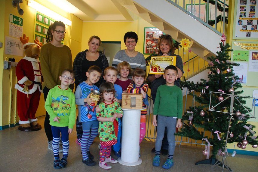 Bitte l&auml;cheln! Das fiel angesichts des Erfolgs der Spendenaktion im Kinderhaus "Sonnenschein" weder den Kindern noch den Erzieherinnen schwer.