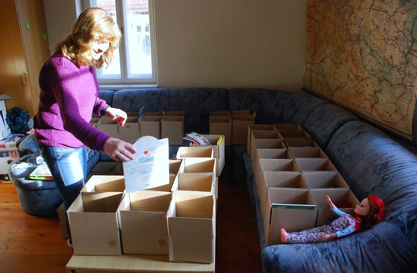 Christina H&ouml;ppner (im Bild) und Silvia Storbeck, die in der historischen Druckerei auf vielfache Weise helfen, haben begonnen, die Weihnachtsp&auml;ckchen zu f&uuml;llen.