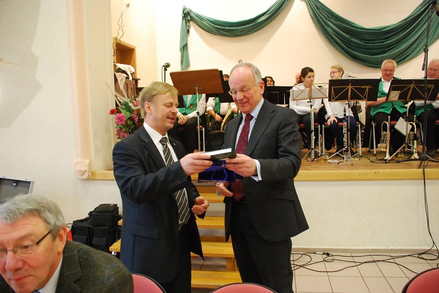 Mit den Lebenserinnerungen eines Helftaers beschenkte Eduard Jantos den Minister.