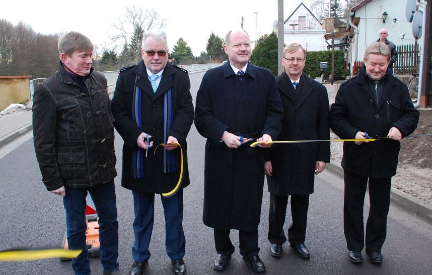 Geschafft: Das Band in den Farben des Landes Sachsen-Anhalt ist durchtrennt.