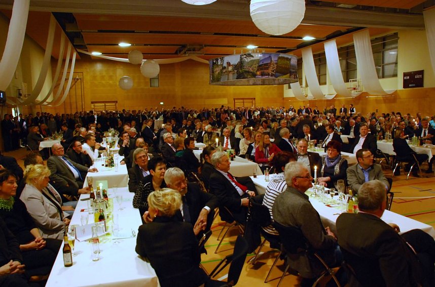 Etwa die H&auml;lfte der G&auml;ste des Neujahrsempfanges fand einen Sitzplatz, das war bequem. Interessanter jedoch fand mancher die M&ouml;glichkeit, sich an einem Stehtisch zu platzieren - der leichteren M&ouml;glichkeit eines Gespr&auml;chspartnerwechsels wegen.