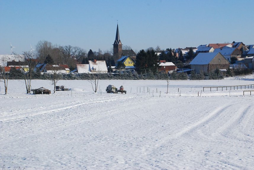 Annarode, eingebettet in eine Schneelandschaft. Die Aufnahme entstand heute Mittag kurz nach 12.