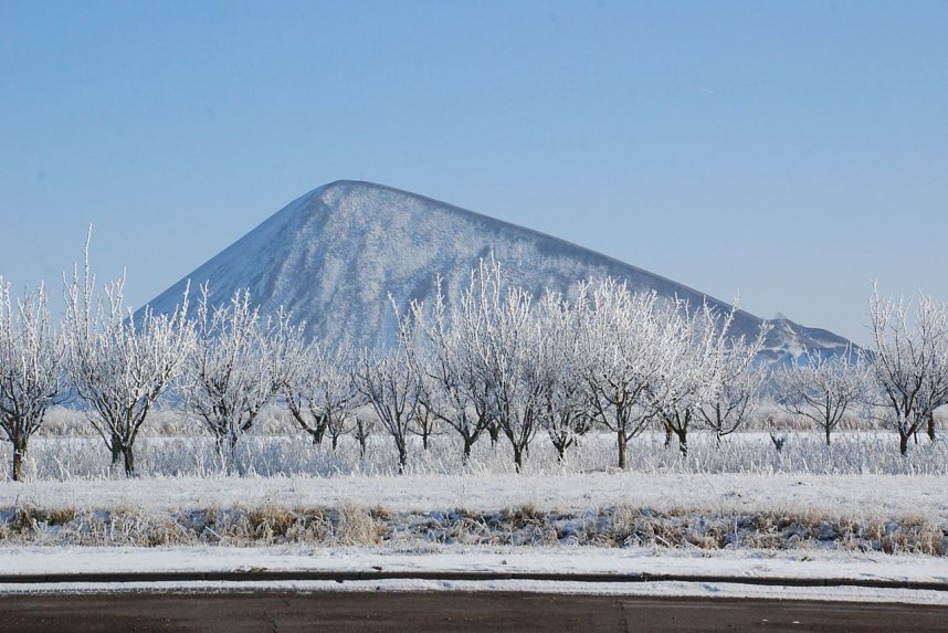 Die Halde des Ernst-Th&auml;lmann-Schachtes nahe Polleben heute Mittag um 13.17 Uhr.