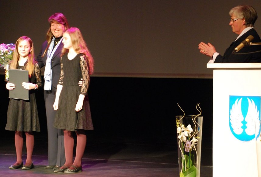 In den Armen der Leiterin der Kreismusikschule, Peggy Bitterolf, lassen Henriette Kotzur und Antonia Jacob den Applaus des Publikum und der Eisleber Oberb&uuml;rgermeisterin &uuml;ber sich ergehen.