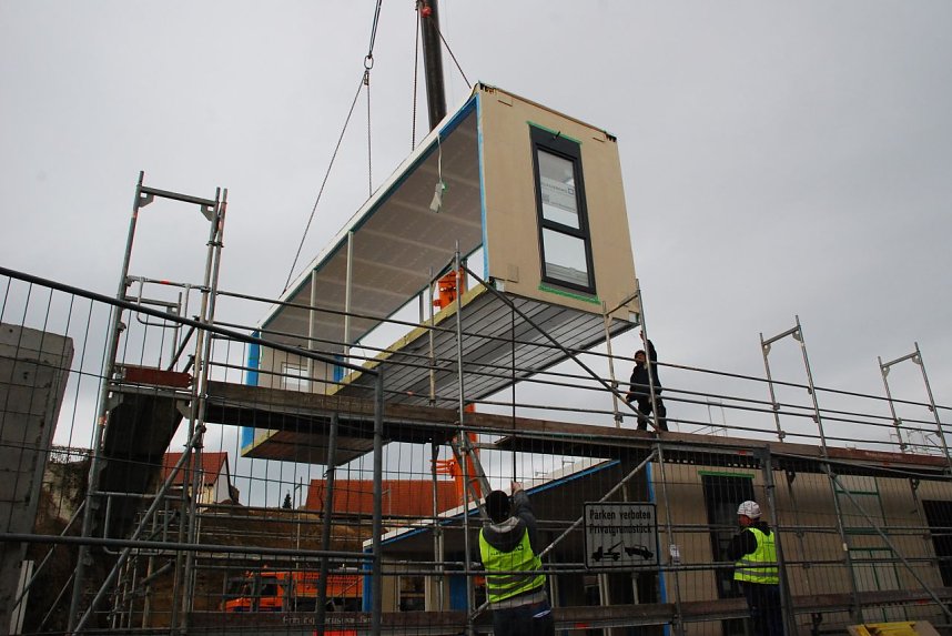 Etwas Handarbeit wird noch beim Steuern des Bauk&ouml;rpers ben&ouml;tigt: Ein Mann h&auml;lt mit Hilfe eines Strickes die Richtung.