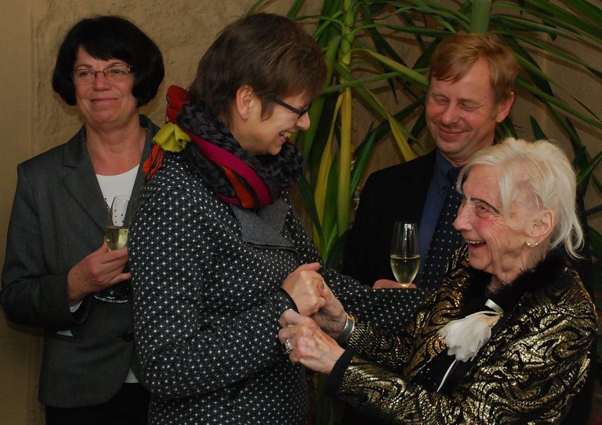 Pfarrerin Iris Hellmich brachte einen kleinen Luther als Geschenk mit. Frau Weser ist Kirchenmitglied seit ihrer Taufe - also seit 95 Jahren.