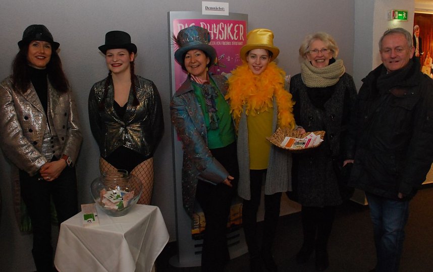 Wer m&ouml;chte nicht am Eingang zum gro&szlig;en Saal von solchen Sch&ouml;nheiten begr&uuml;&szlig;t werden? Ach, k&ouml;nnte nicht immer Karneval sein?