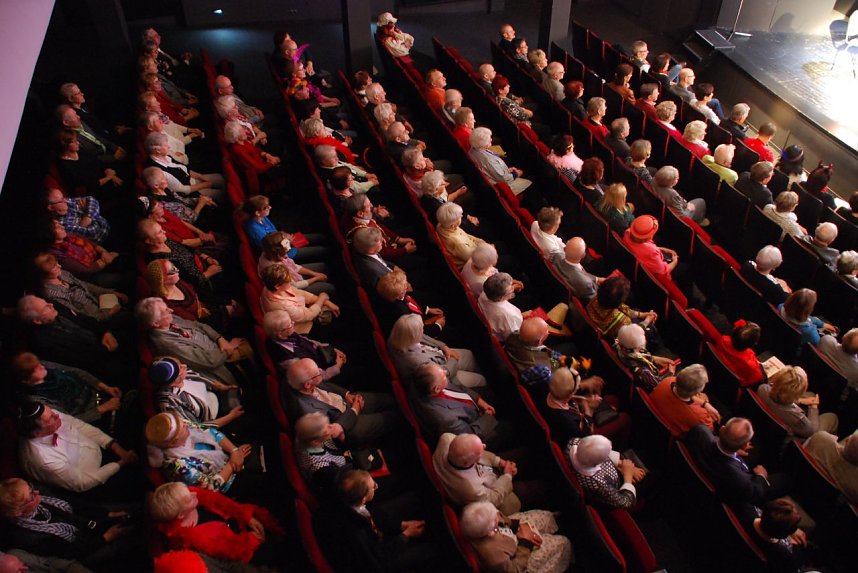 Blick in den gro&szlig;en Saal des Eisleber Theaters beim Faschingskonzert der Staatskapelle Halle. Am Rosenmontag gibt das Ensemble &uuml;brigens ein Faschingskonzert in der Oper Halle. Kartennachfragen unter Tel. 0345/5110777.