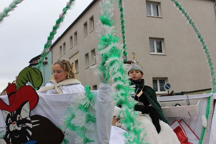 N&auml;rrinnen und Narren trotzen Wetter (1)