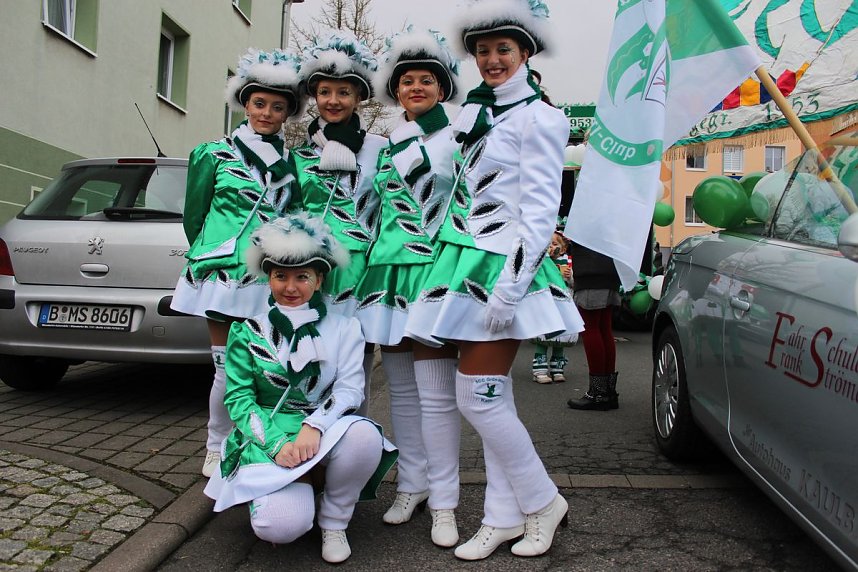 N&auml;rrinnen und Narren trotzen Wetter (1)