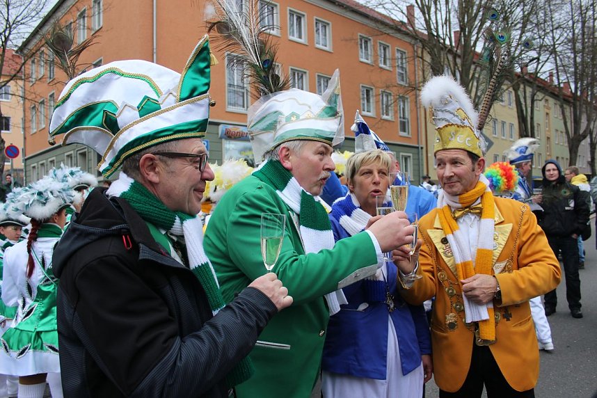 N&auml;rrinnen und Narren trotzen Wetter (1)