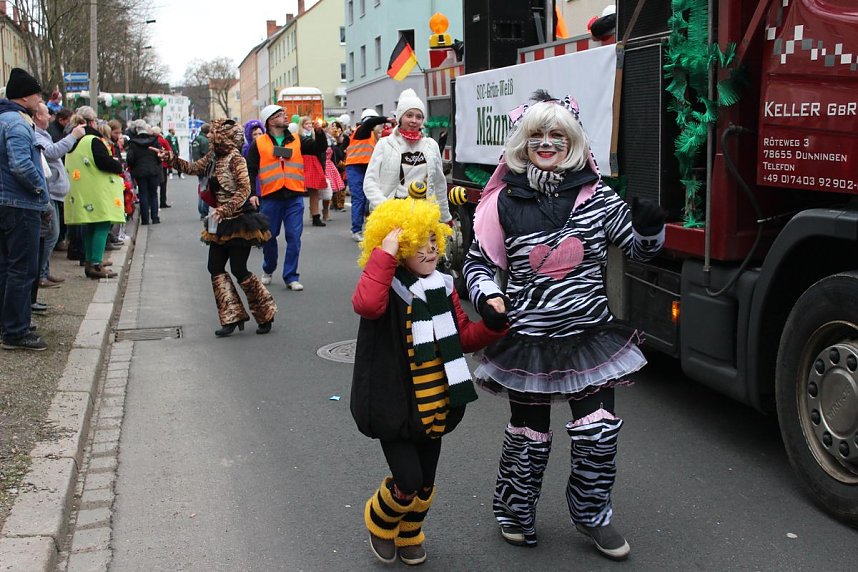 N&auml;rrinnen und Narren trotzen Wetter (1)
