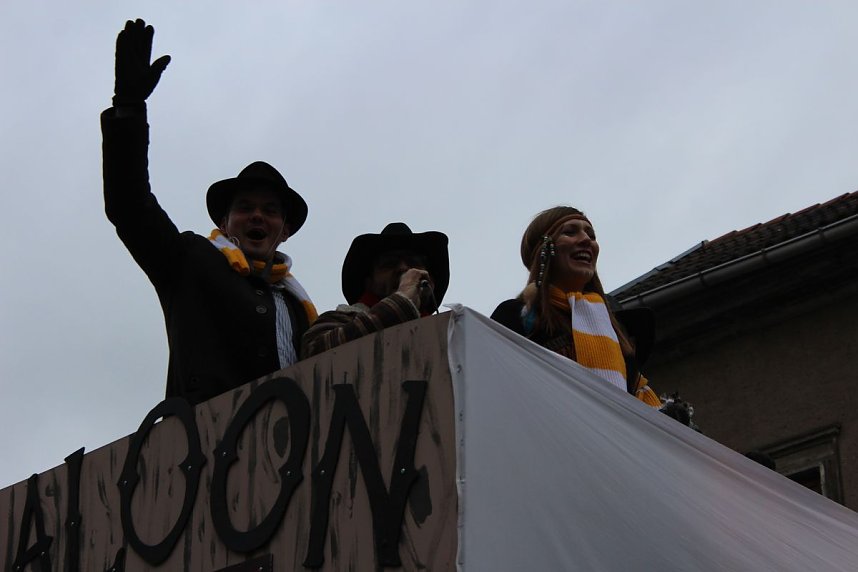 N&auml;rrinnen und Narren trotzen Wetter (1)