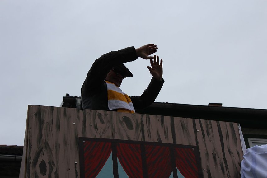 N&auml;rrinnen und Narren trotzen Wetter (1)