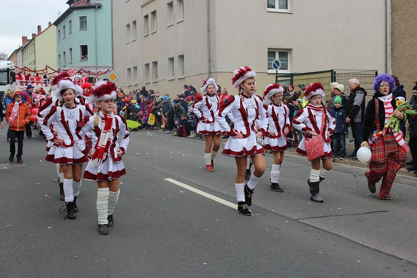 N&auml;rrinnen und Narren trotzen Wetter (1)