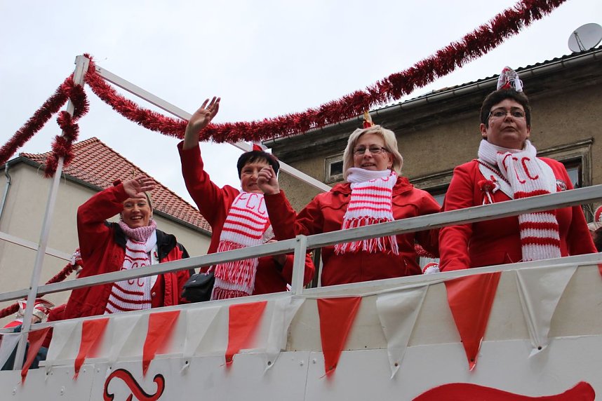 N&auml;rrinnen und Narren trotzen Wetter (1)