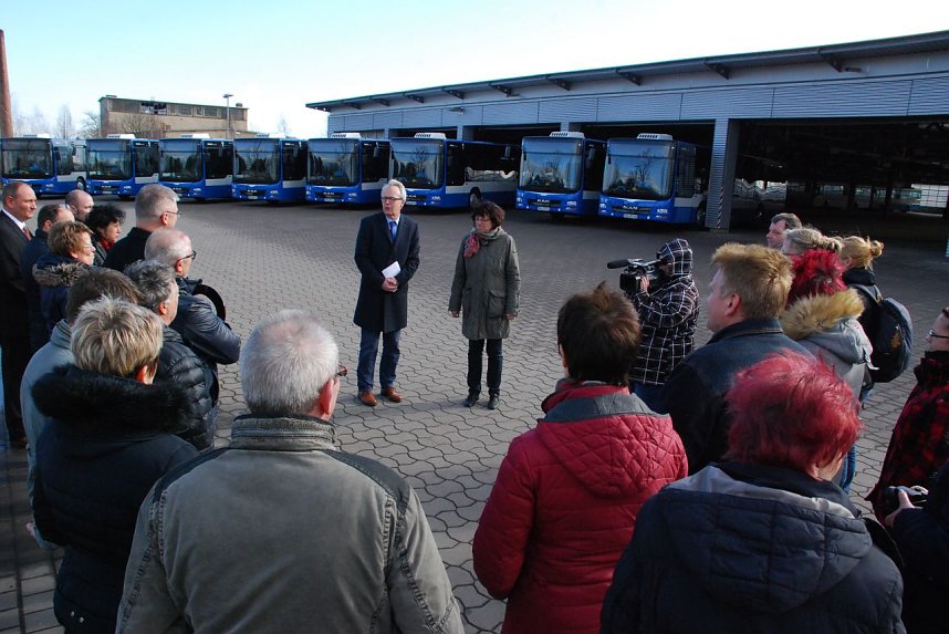Zahlreiche Mitarbeiter der VGS und Vertreter anderer Unternehmen wohnten der &Uuml;bergabe von acht neuen Bussen an die VGS durch Landr&auml;tin Dr. Angelika Klein bei.