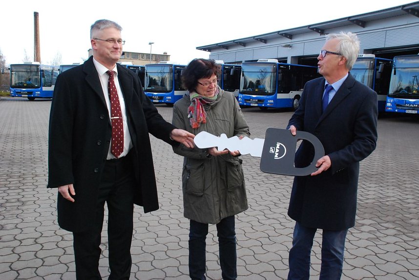 Der symbolische MAN-Schl&uuml;ssel f&uuml;r acht neue Busse wandert von Frank Grundmann (MAN, Lieferant der Busse) zu Landr&auml;tin Dr. Angelika Klein (Vertreter des Gesellschafters der VGS) und weiter zu Heinz-J&uuml;rgen Beermann (VGS-Gesch&auml;ftsf&uuml;hrer).