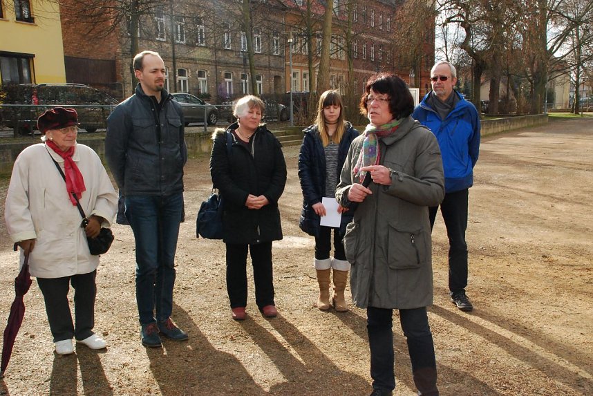 Die Landr&auml;tin, Dr. Angelika Klein, unterstrich, dass heute wieder weltweit 60 Millionen Menschen auf der Flucht vor Krieg, Gewalt, Hunger und Terror sind.