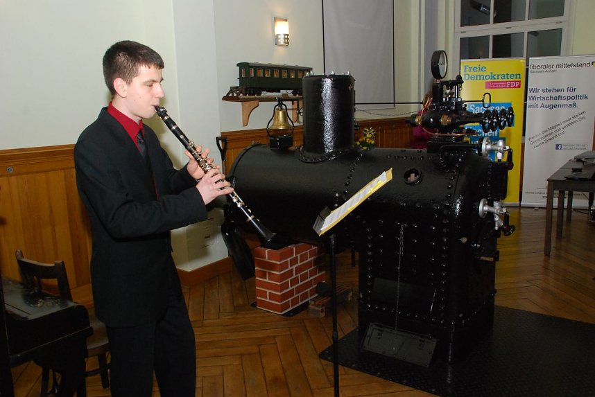 F&uuml;r eine stimmungsvolle Umrahmung sorgte der Sangerh&auml;user Richard Jira mit seiner Klarinette.