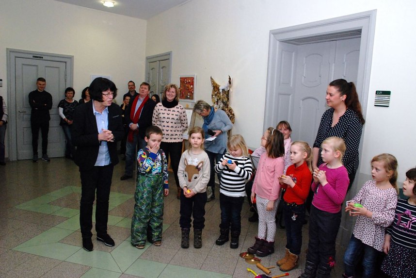 Landr&auml;tin Dr. Angelika Klein zeigte sich begeistert vom Auftritt und den Werken der Kinder. &Uuml;berhaupt f&uuml;hlte sie sich augenscheinlich besonders wohl in dieser jungen, wissbegierigen und phantasiebegabten Runde.