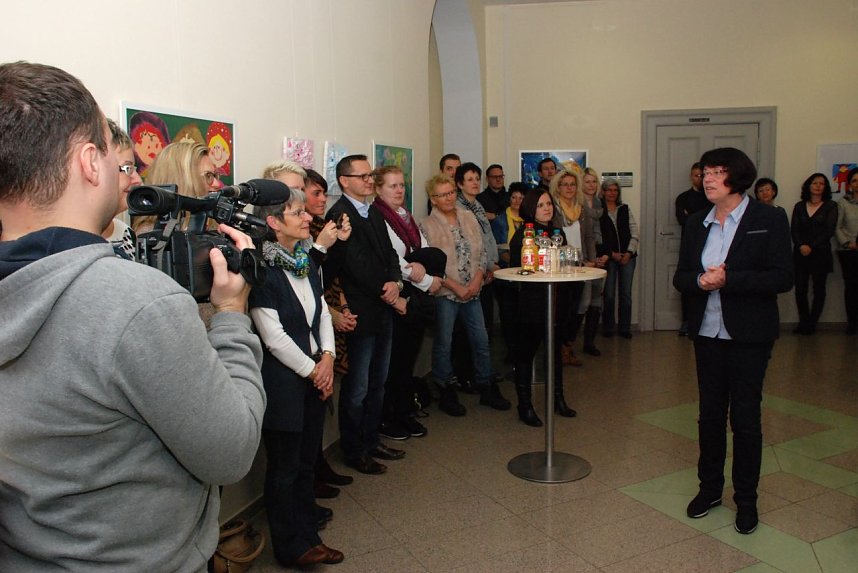 Die Ausstellung ist er&ouml;ffnet. Die Landr&auml;tin l&auml;dt ihre Mitarbeiter(innen) und Besucher zur Besichtigung der Ausstellung ein.