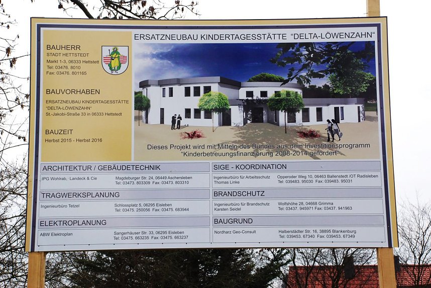Bauschild in der Hettstedter St. Jakobi-Stra&szlig;e. So soll einmal die Kindertagesst&auml;tte "Delta" aussehen.