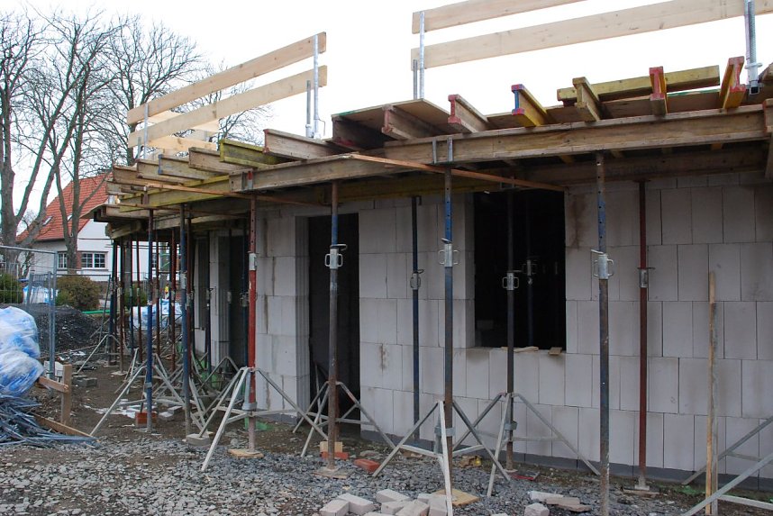 Der milde Winter macht es m&ouml;glich, dass das Erdgeschoss bereits steht. Bauzustand der k&uuml;nftigen Kita "Delta" heute Nachmittag. 