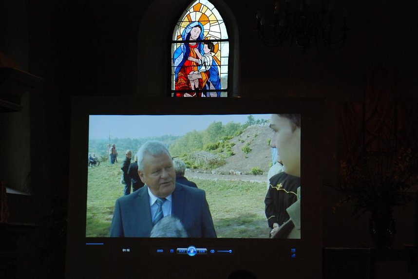 Im Dokumentarfilm des Gymnasiums kommt auch der fr&uuml;here langj&auml;hrige Landrat Hettstedts und des Kreises Mansfelder Land, Hans-Peter Sommer, zu Wort. Die DVD mit dem Film und seine Festrede war Teil einer mit verschiedenen Aufmerksamkeiten gef&uuml;llten Tasche, die der VDI mehreren Helfern &uuml;berreichte.