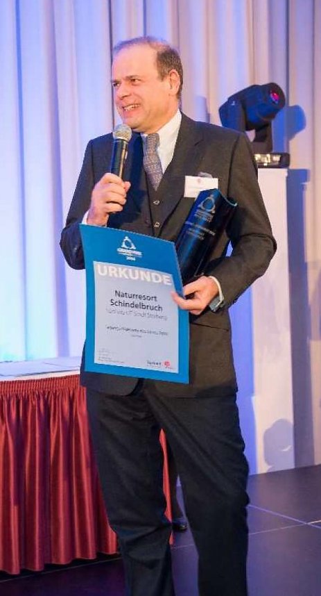 Dr. Clemens Ritter von Kempski bedankt sich bei Jury und Publikum f&uuml;r die gro&szlig;e Auszeichnung.