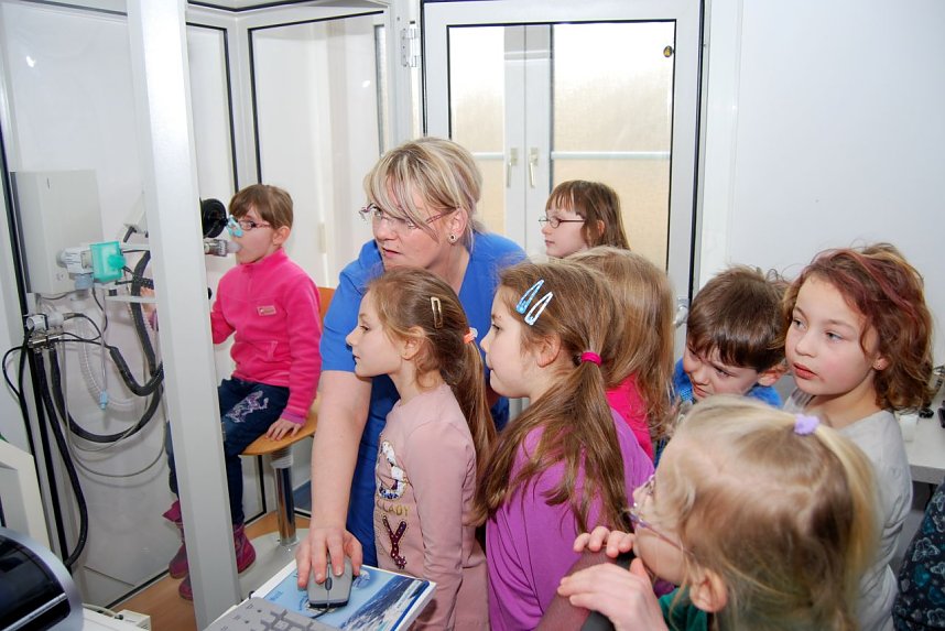 Tief Luft holen und langsam ausatmen - ein Atemtest gibt Auskunft.