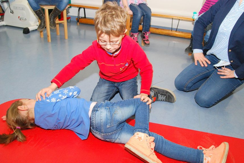 Die stabile Seitenlage erlernen und &uuml;ben hier bereits Eisleber Kinder im Vorschulalter.