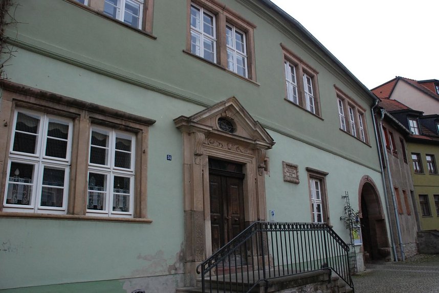 Das Gemeindehaus von der Riestedter Stra&szlig;e aus gesehen.